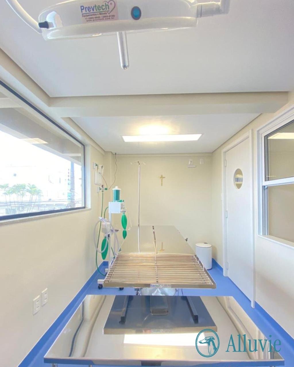 Outro ângulo do centro cirúrgico da Alluvie com mesa e equipamentos de anestesia.